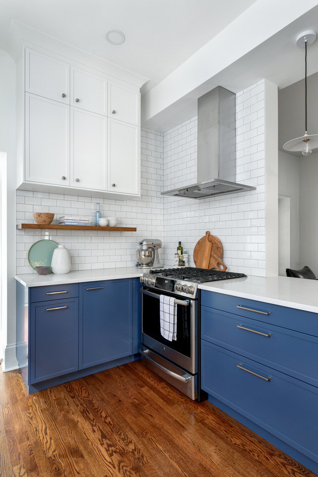 White and blue kitchen - floating shelf