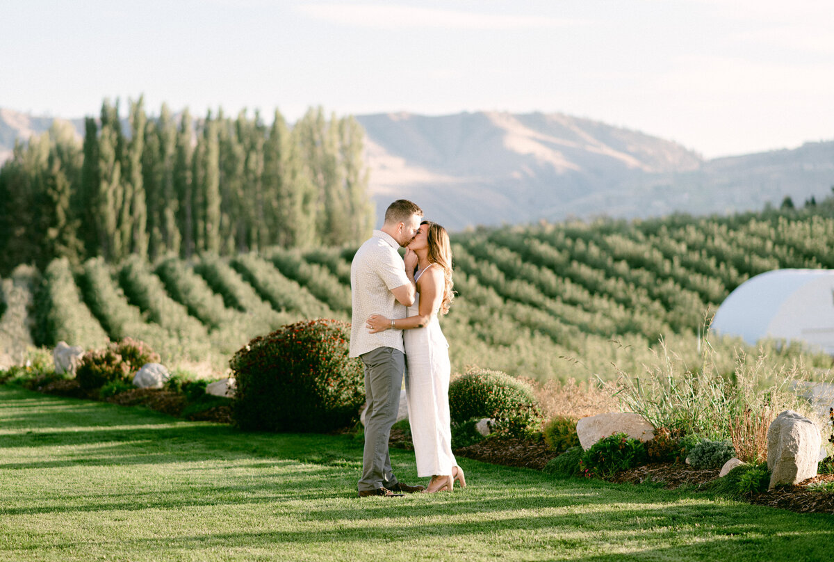silver-bell-winery-lake-chelan-engagement-76