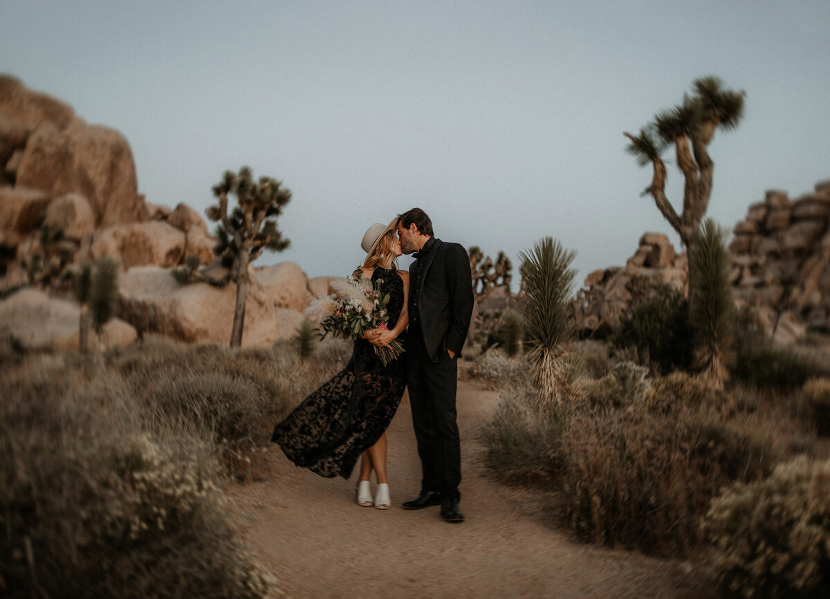 joshua tree wedding kiss