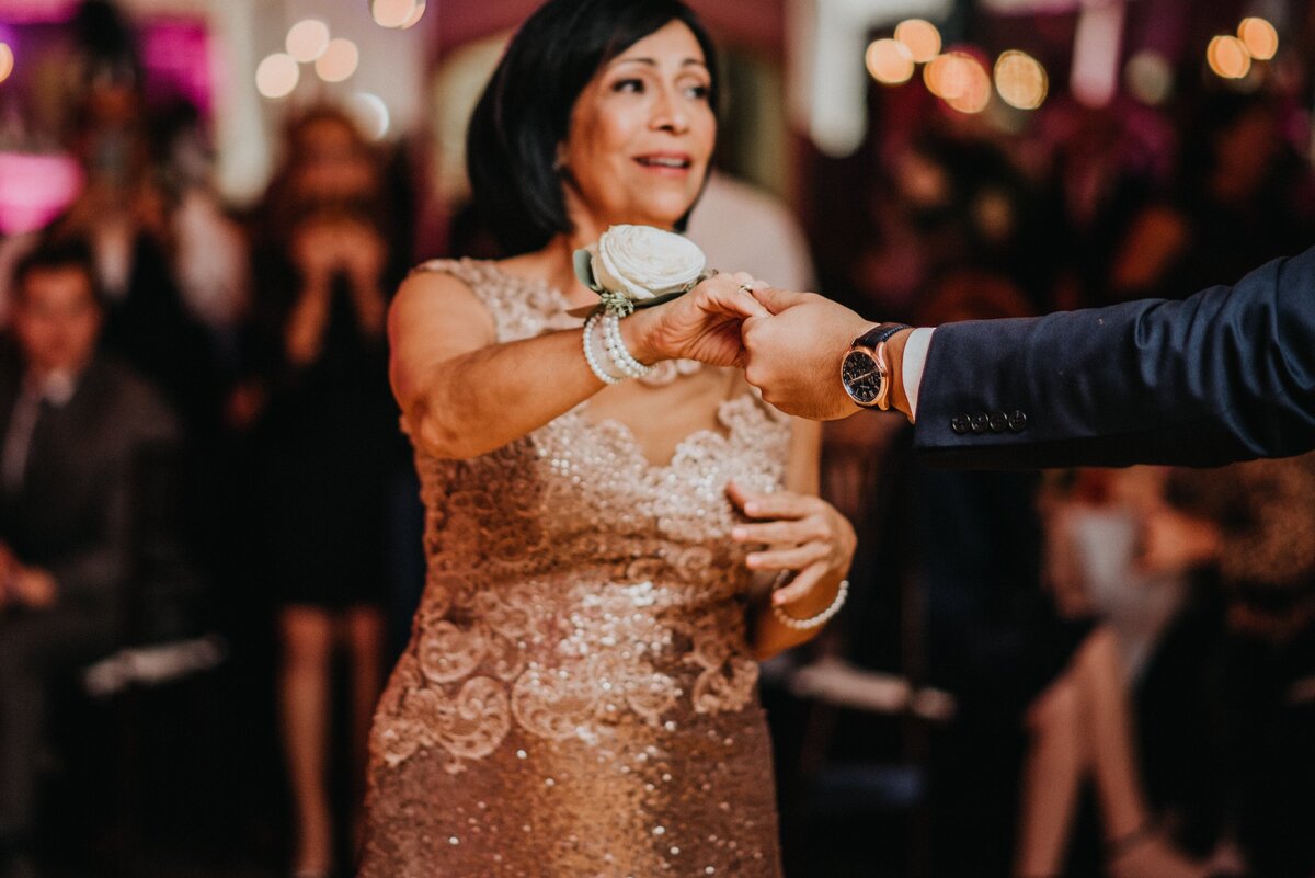 groom dance with mother ohio photographer
