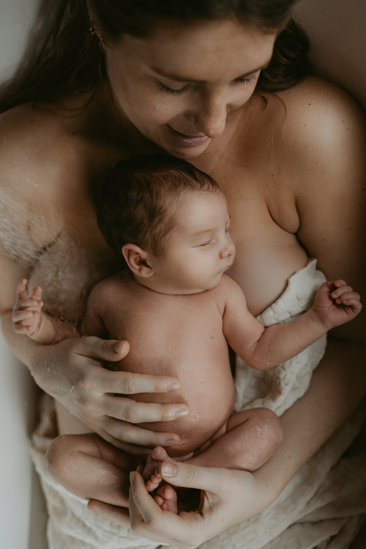 mama met baby in bad