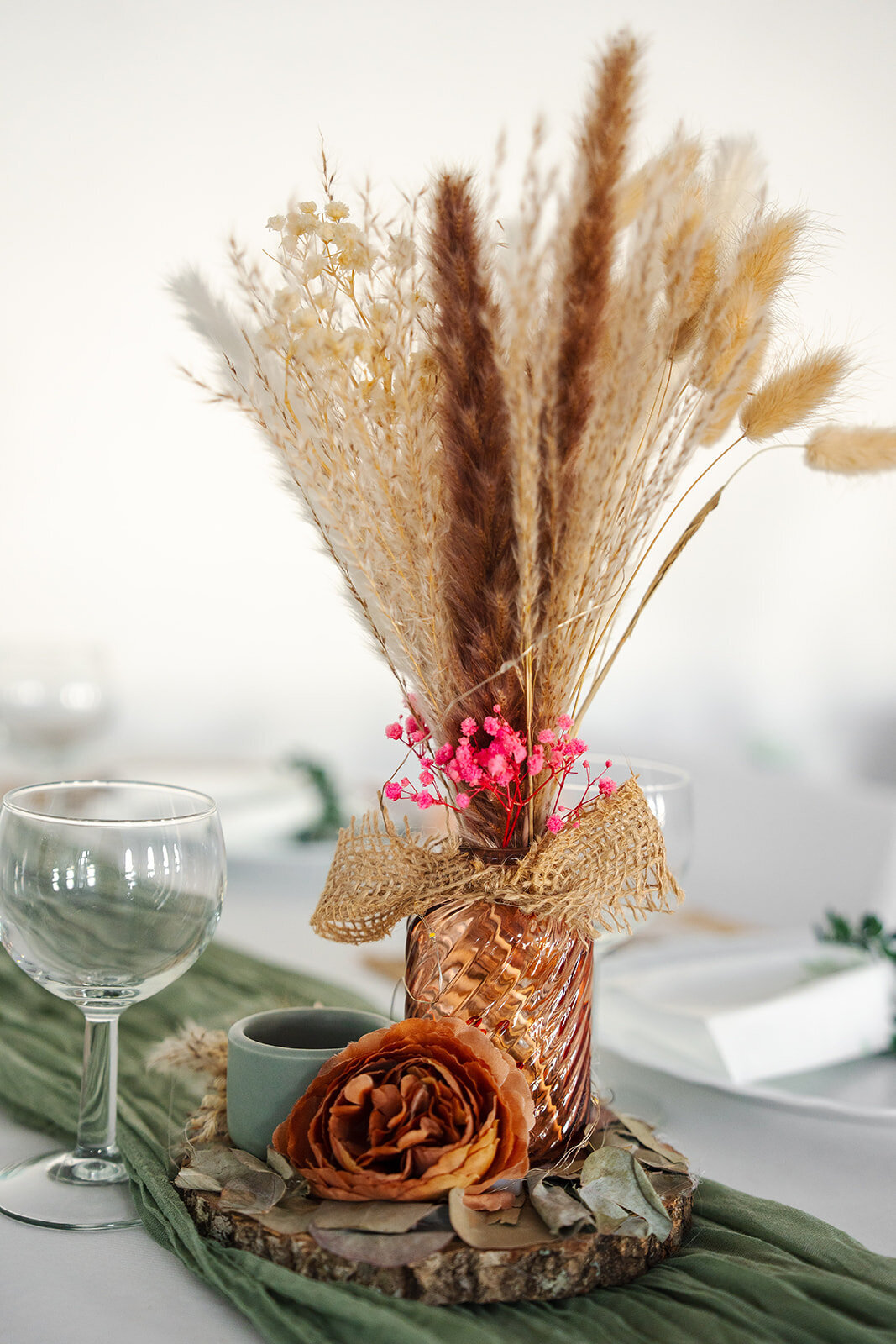 mariage-en-provence-couple-maries-decoration-table