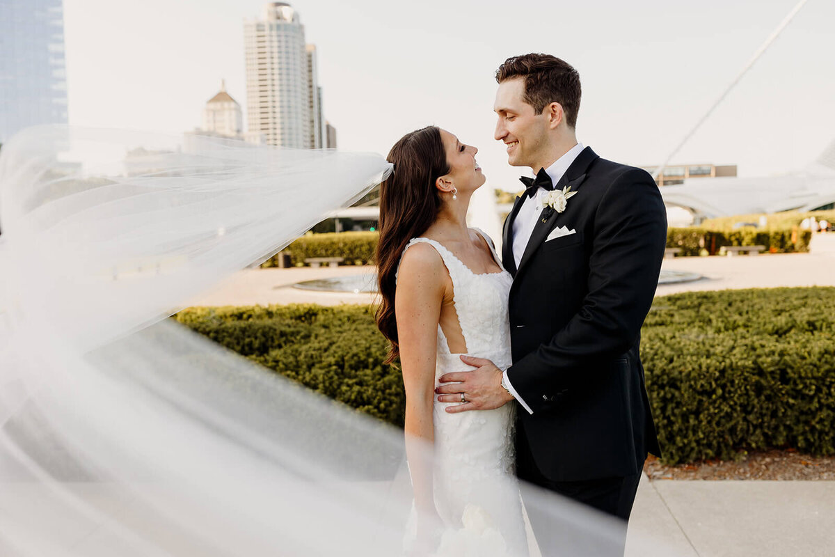 discovery-world-modern-downtown-wedding-milwaukee-076