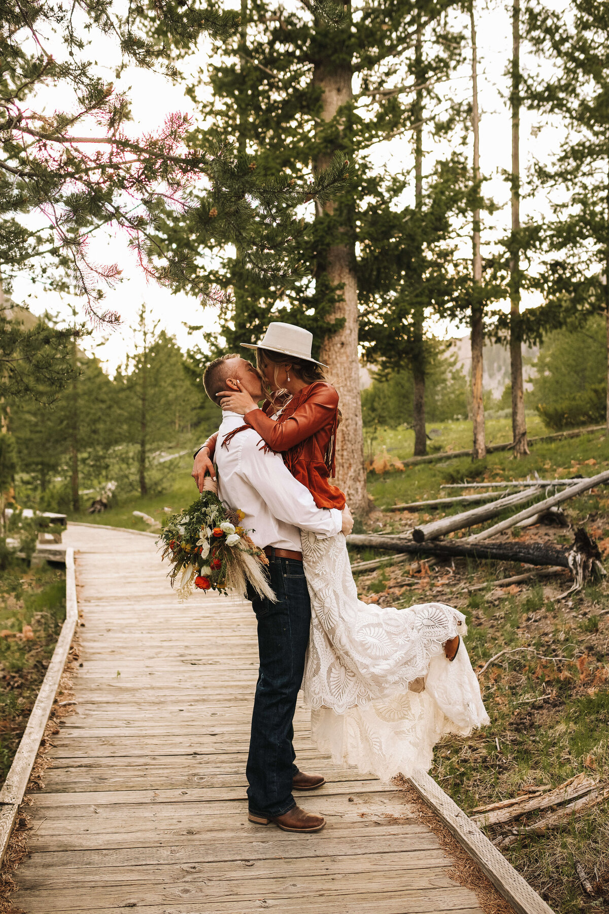 adventure-yellowstone-national-park-elopement-montana-destination
