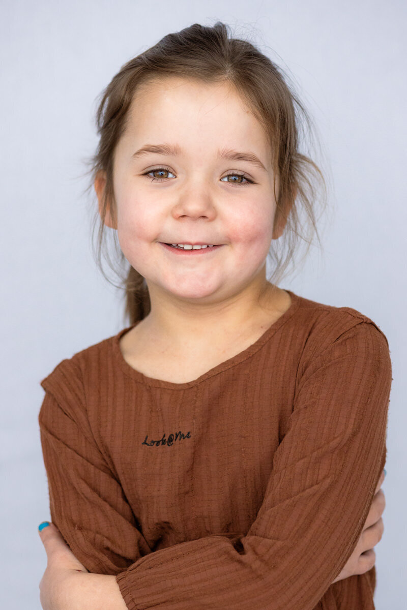 portret foto meisje in bruin bij witte achtergrond