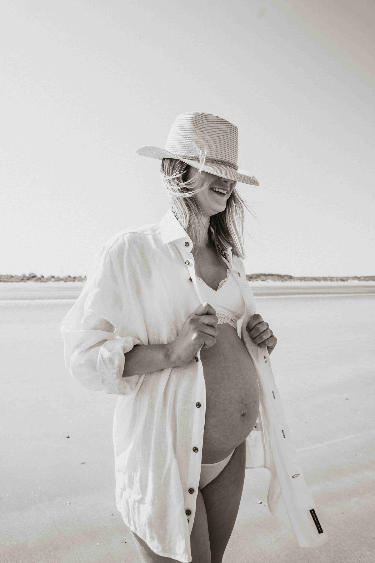 zwangere vrouw op het strand
