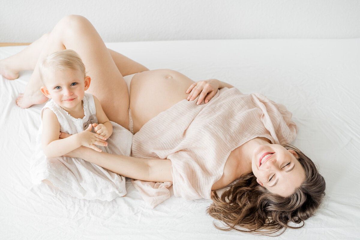 Babybauchshooting_Schwangerschaftsboudoir_Schwangerschaftsshooting_Motherhood_Homestory_Lifestylefotograf_SvetlanaLobanova_UlrikeThi_116_web_