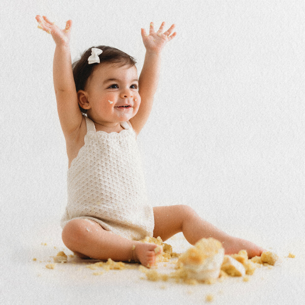 LittleWhitePhotography-Cake-Smash-23