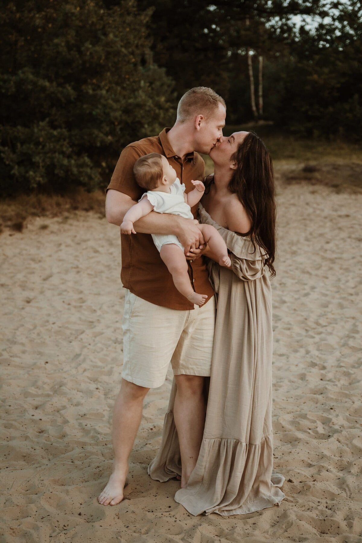 Koppel met baby tijdens gezinsshoot in de duinen