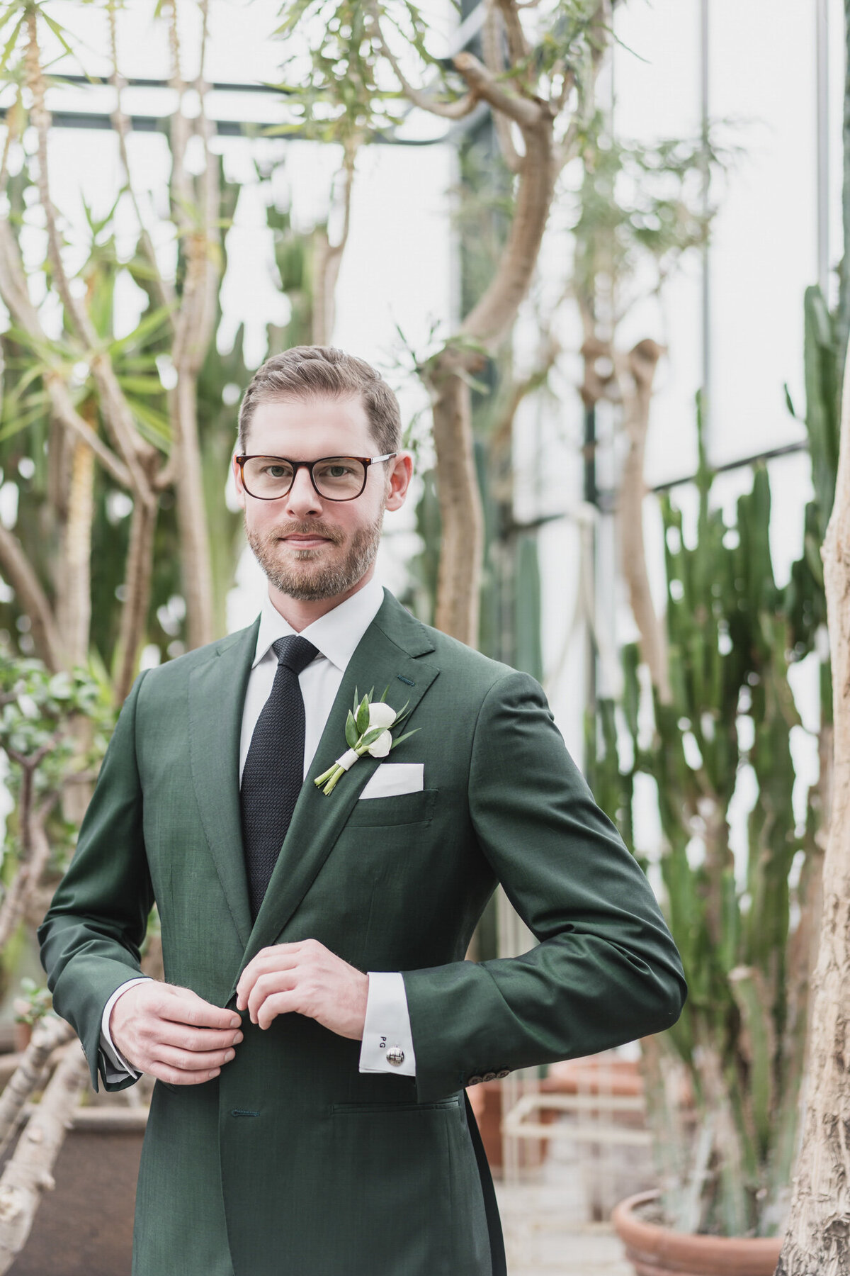 A MAGICAL WINTER PLANTERRA GARDEN WEDDING WITH A GREEN COLOR PALETTE IN WEST BLOOMFIELD, MICHIGAN PROVIDED BY KARI DAWSON PHOTOGRAPHY42