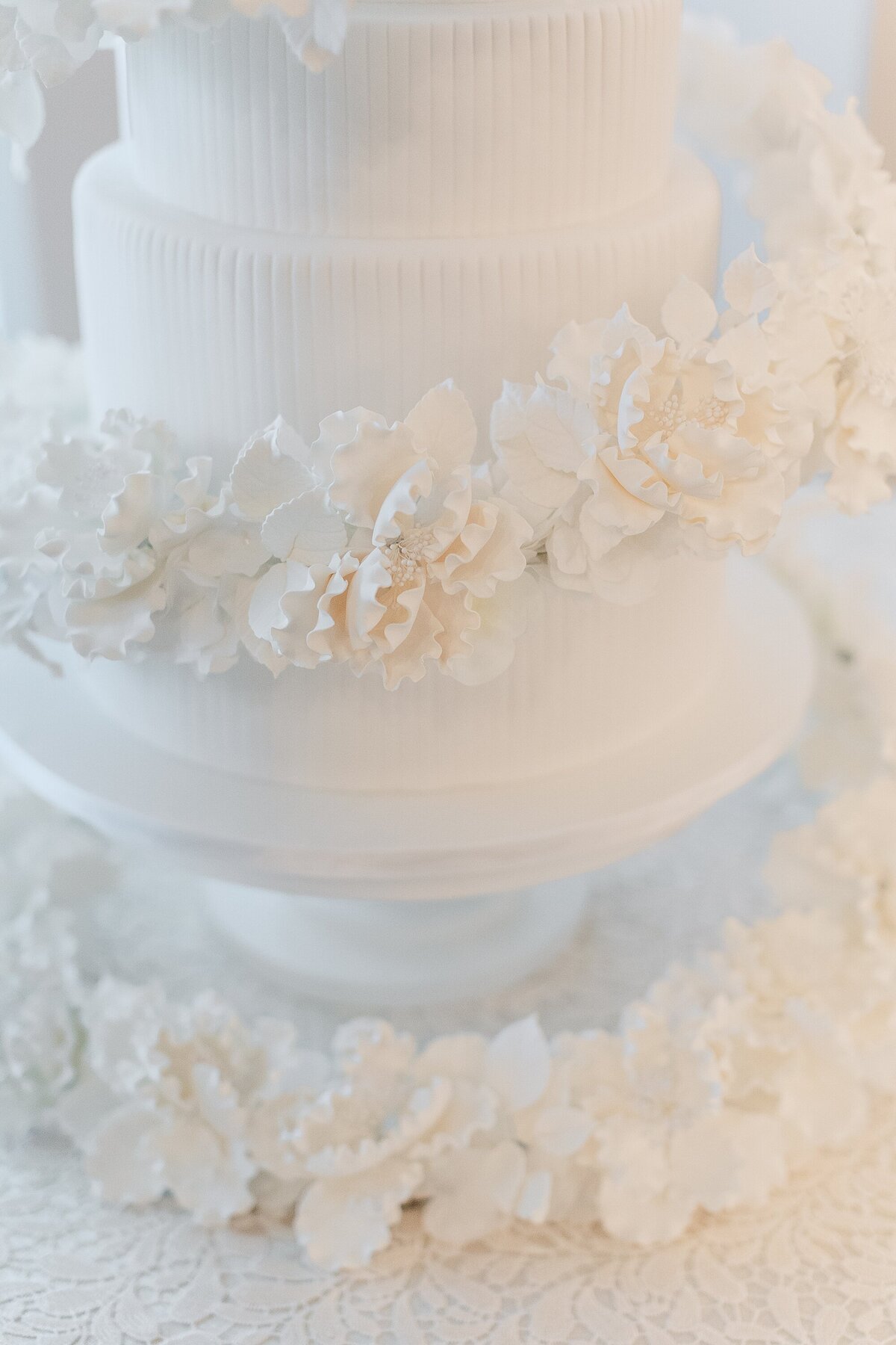 Chic Modern All White Wedding The Beaufort Hotel Brittanie Raquel Events_0035