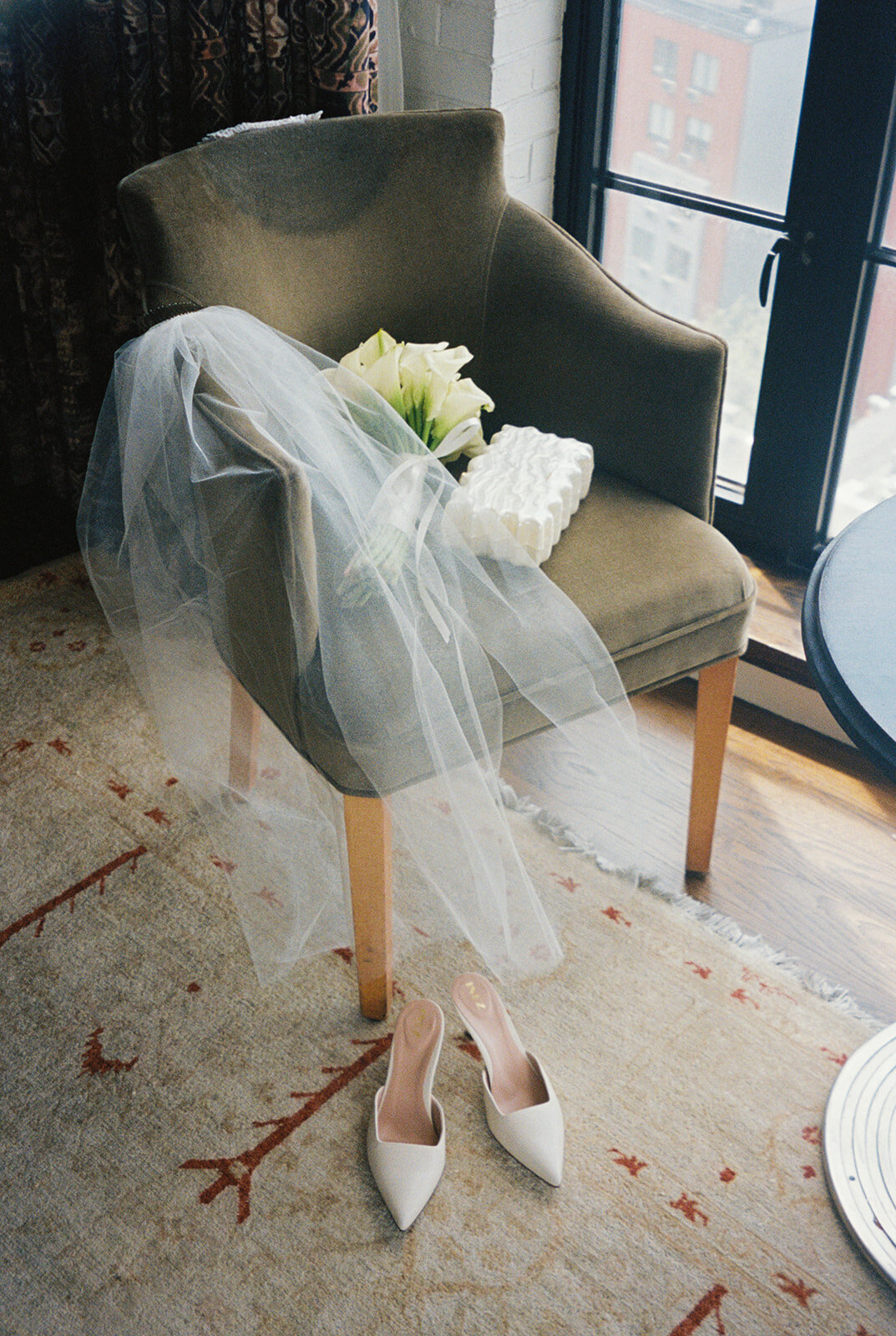 New York-City Hall-Elopement-Chic-Candid-Wedding-Larisa-Shorina-16
