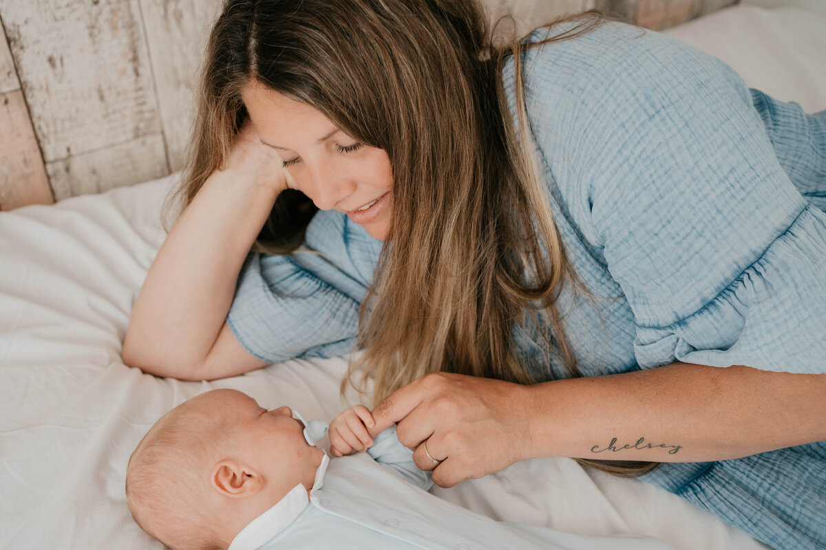 Newbornshoot door Leukfotografie in Amsterdam, Zaandam, Landsmeer, Oostzaan en Purmerend – zachte, liefdevolle babyfoto’s-21