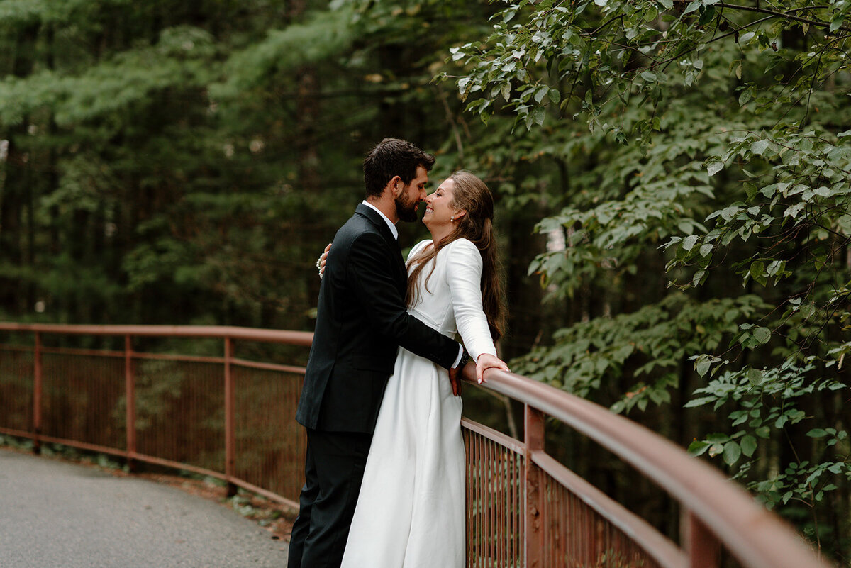 bride and groom in a gorgeous park