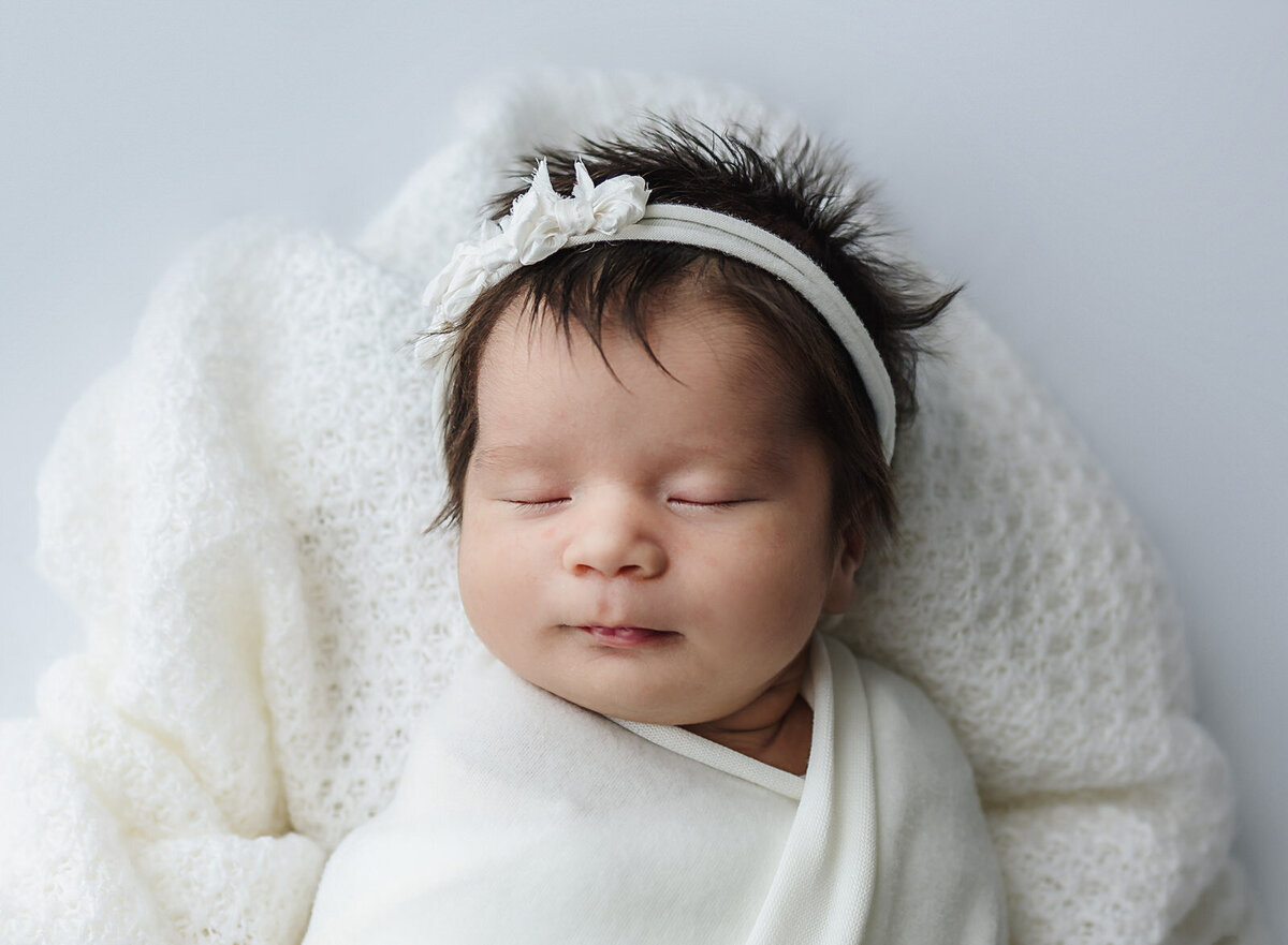 newborn-with-full-head-of-hair-navarre-photographer