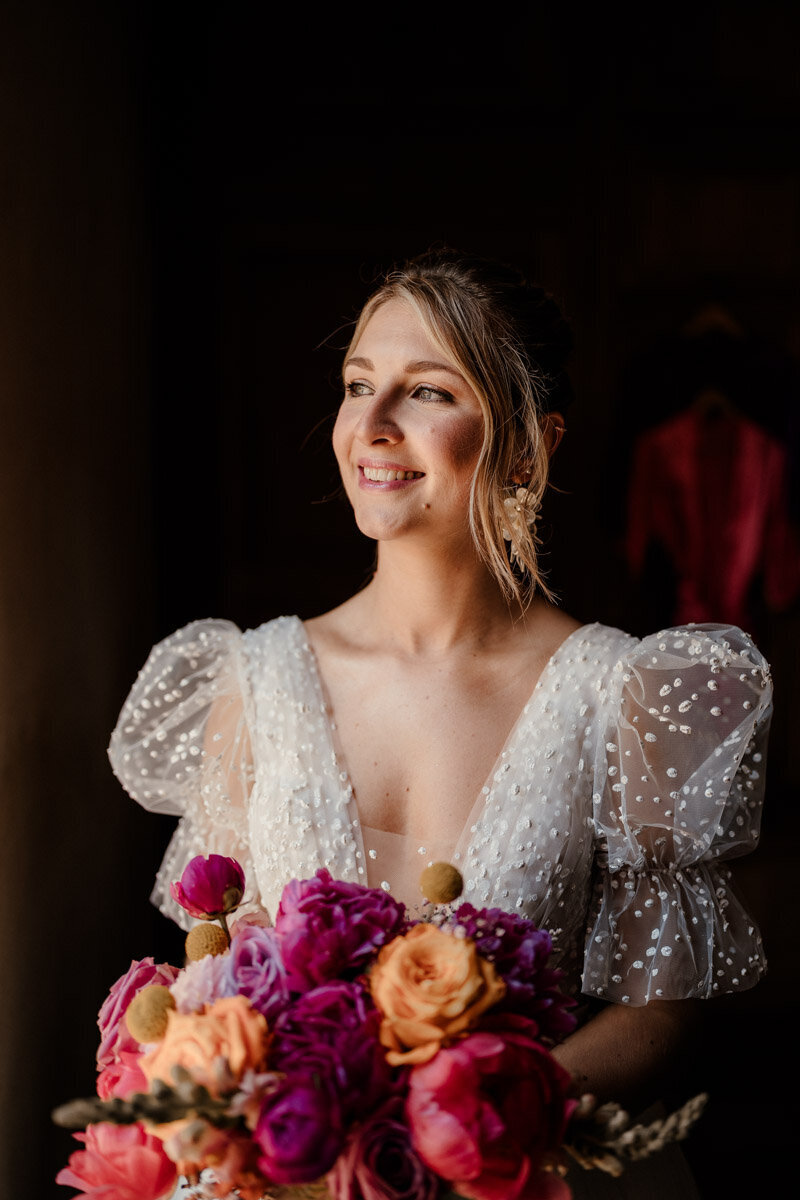 Fin des préparatifs de la mariée au Château de Vaux, instant de calme et d’élégance avant la cérémonie.
