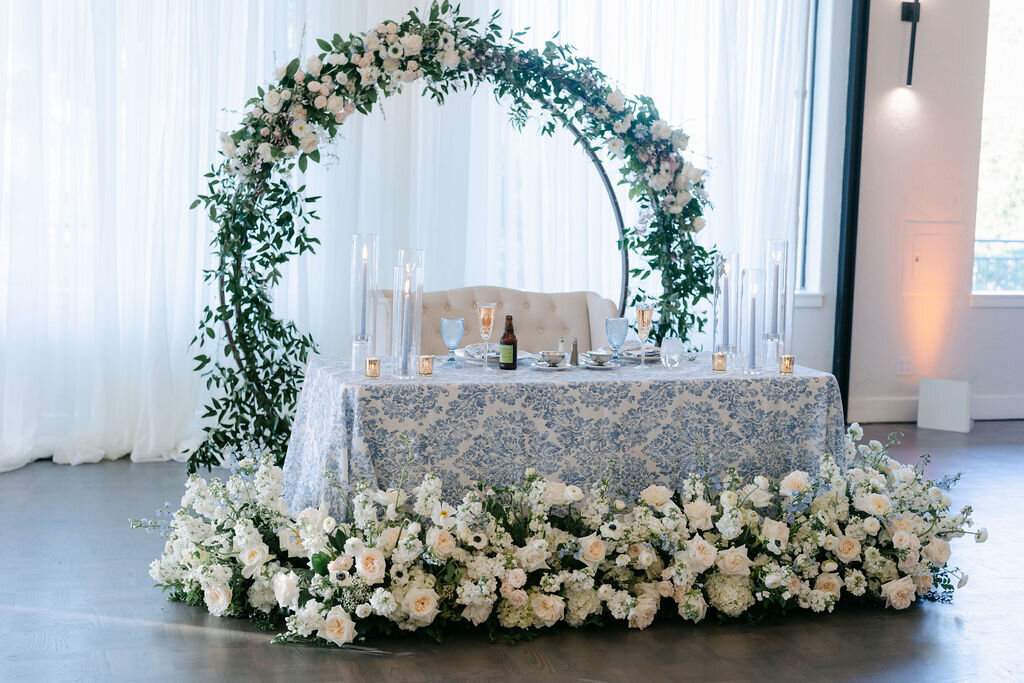 sweetheart table, backdrop, ground florals, light blue, patterned linen, country club