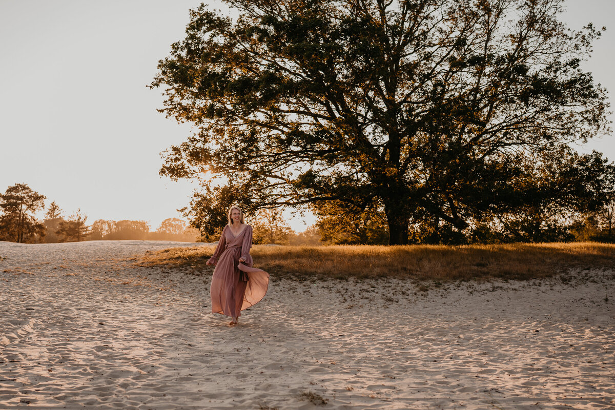 zwangerschapsshoot met zonsondergang in friesland
