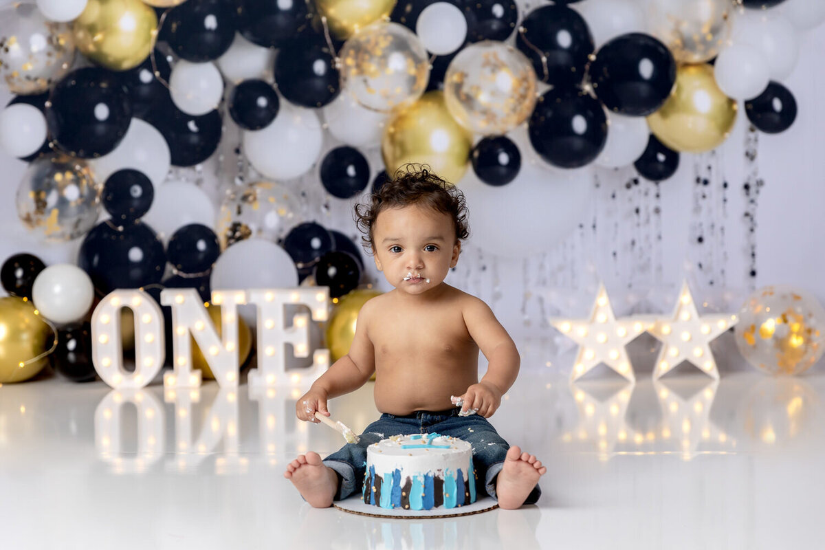 Black, white and gold cake smash photoshoot