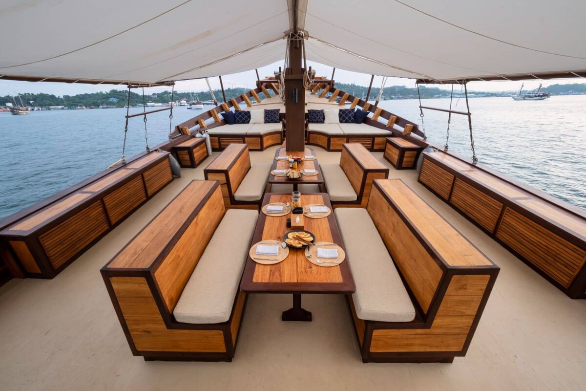 Luxury Yacht Charter Raja Ampat Majik Cruise (10)