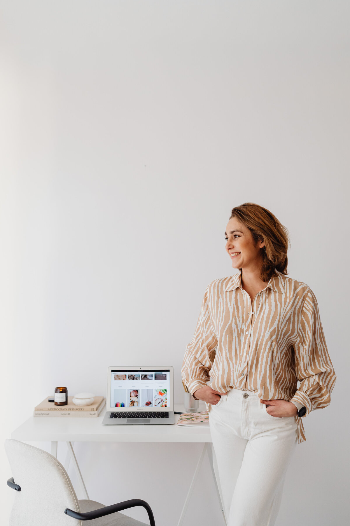 kaboompics_a-woman-works-at-her-desk-home-office-20976