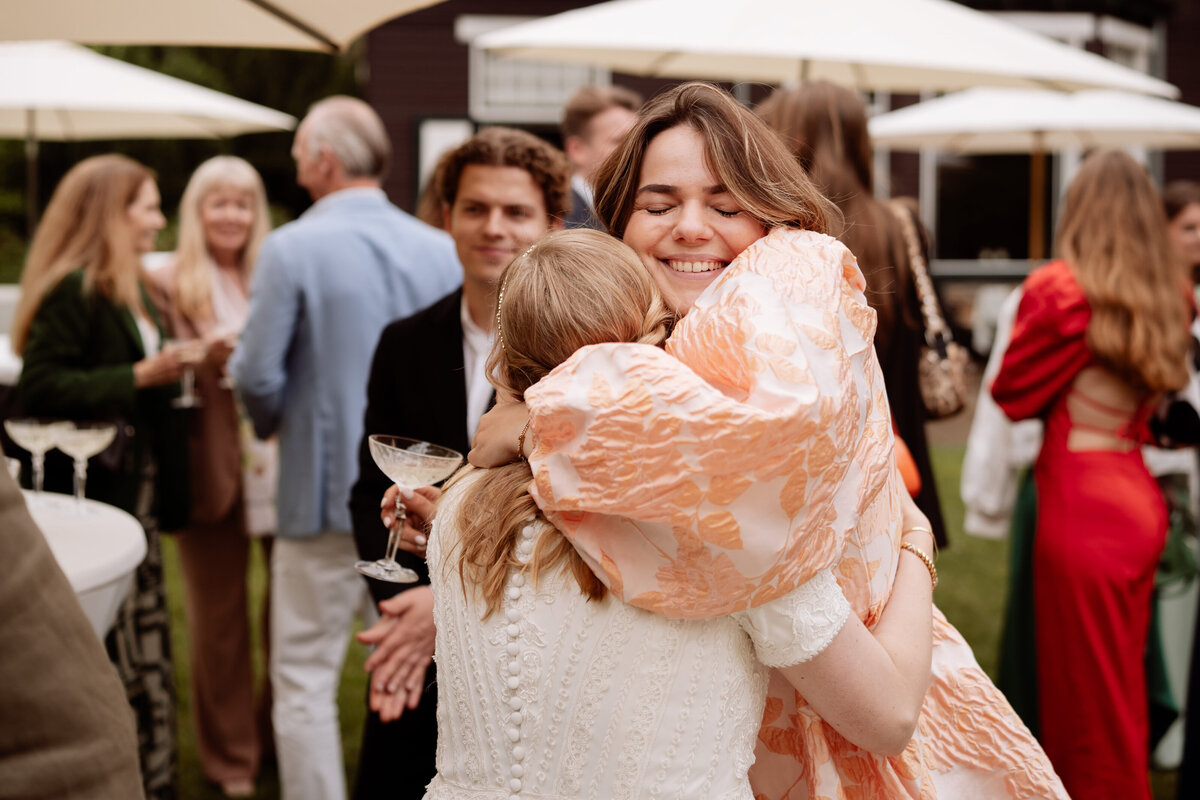 bruiloft-fotograaf-groningen-knuffel-1