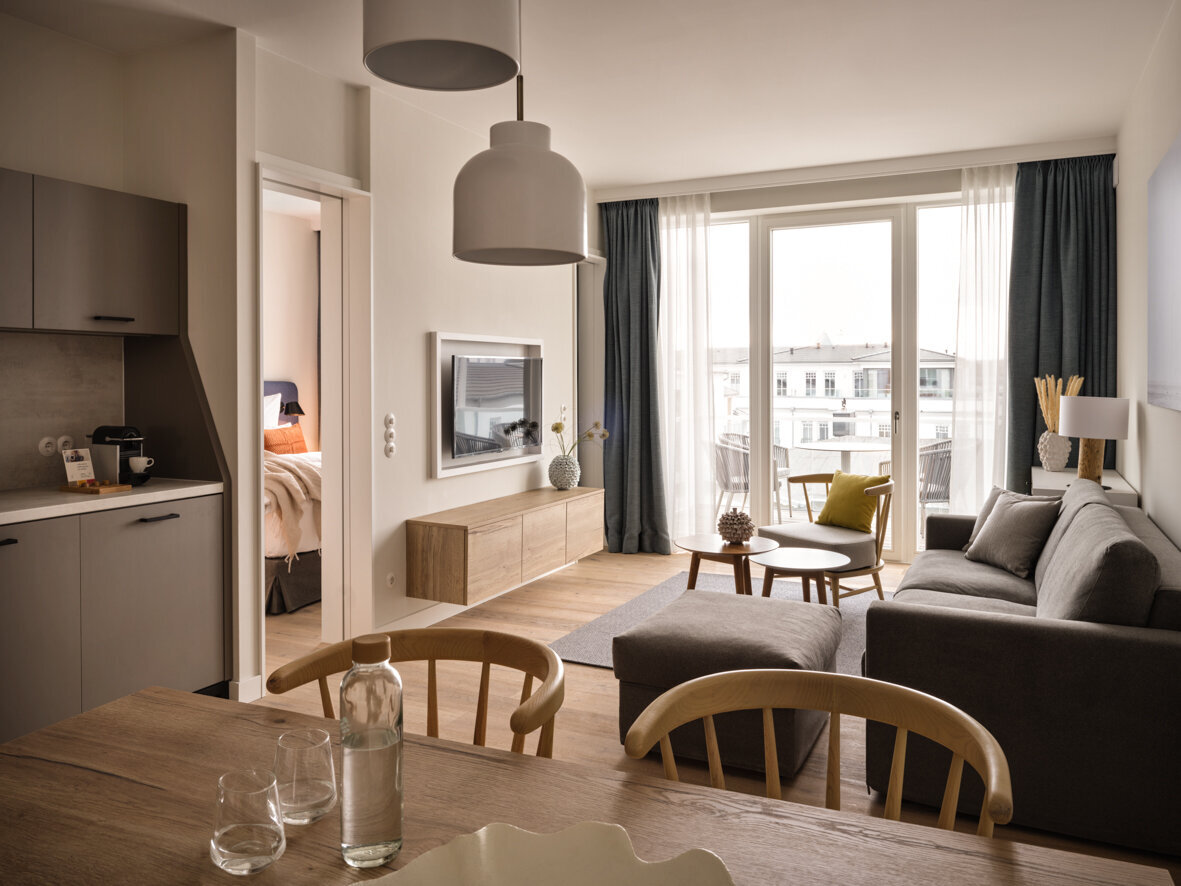 Essbereich mit Blick auf das großzügige Wohnzimmer im Couple Living Apartment.