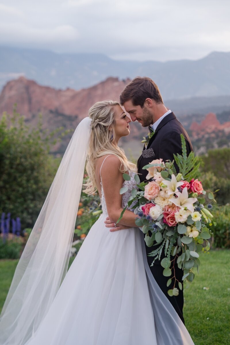wedding reflection pool garden of the gods resort