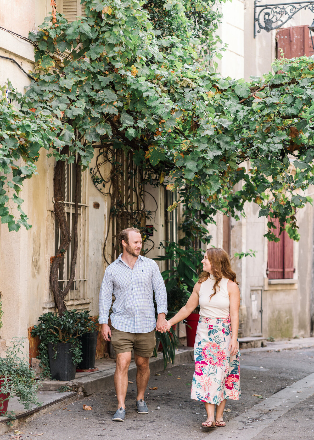 couples vacation photos in arles france in provence-94