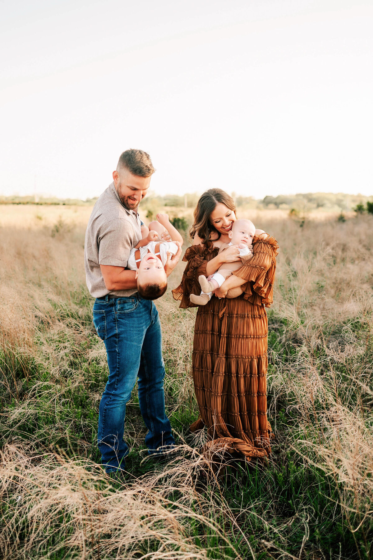 Branson MO family photographer Jessica Kennedy of The XO Photography captures parents playing with kids at sunset