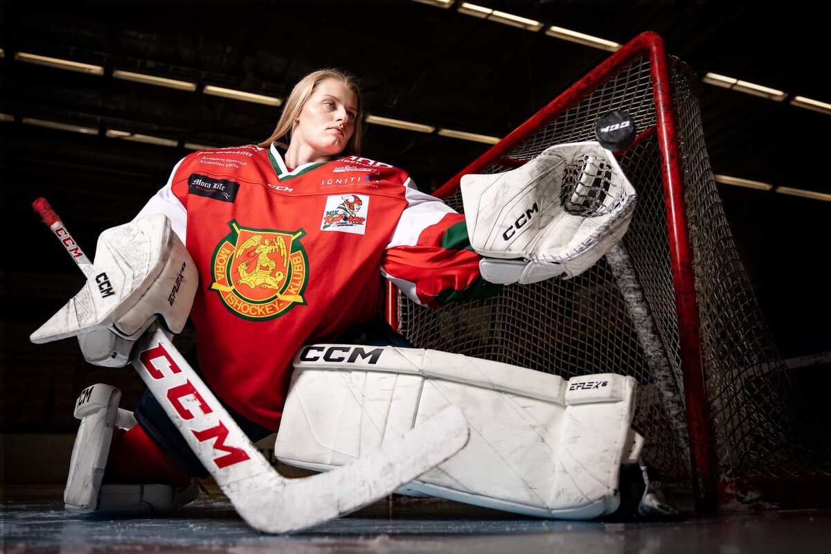 Sportfotograf som tagit en actionbild på en ishockeymålvakt som räddar ett skott