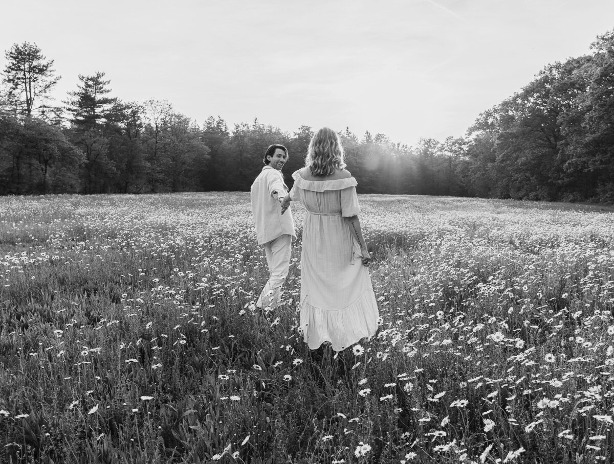 zwangerschapsshoot-koppel-bloemenveld-rucphen