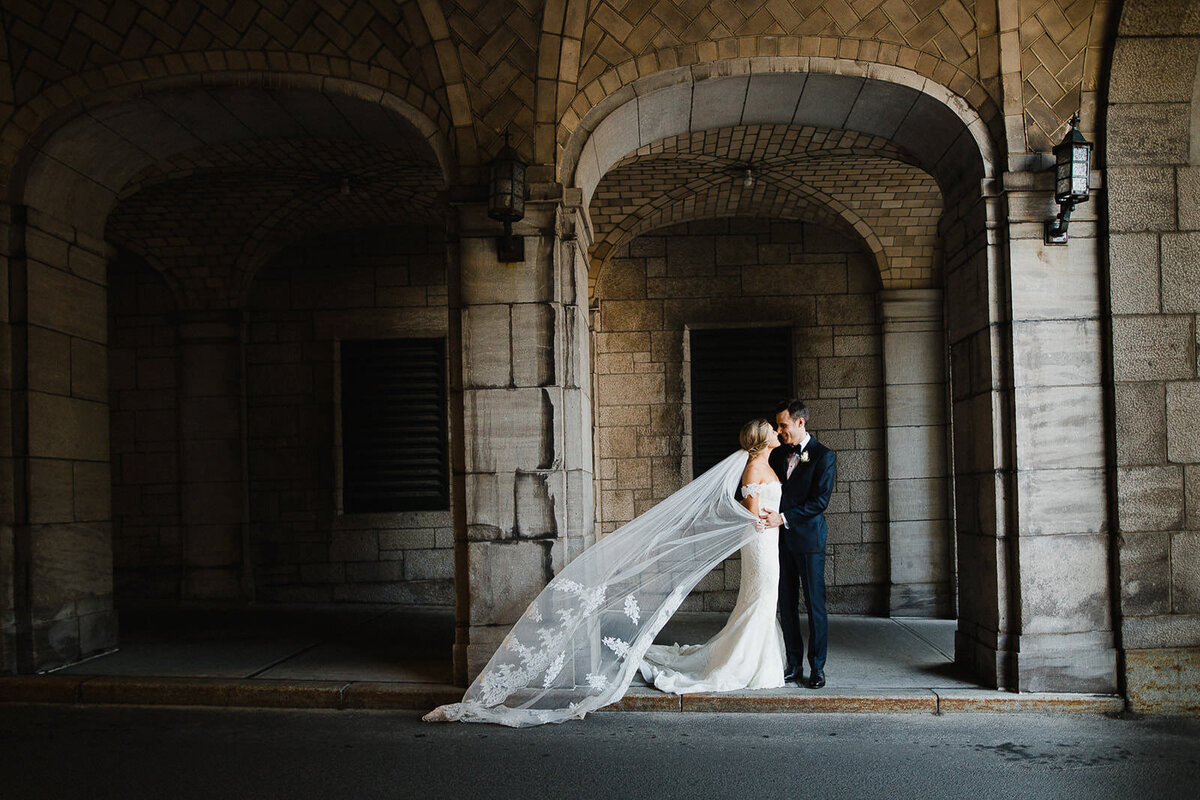 Couple de marié élégant devant le Château Frontenac à Québec. 