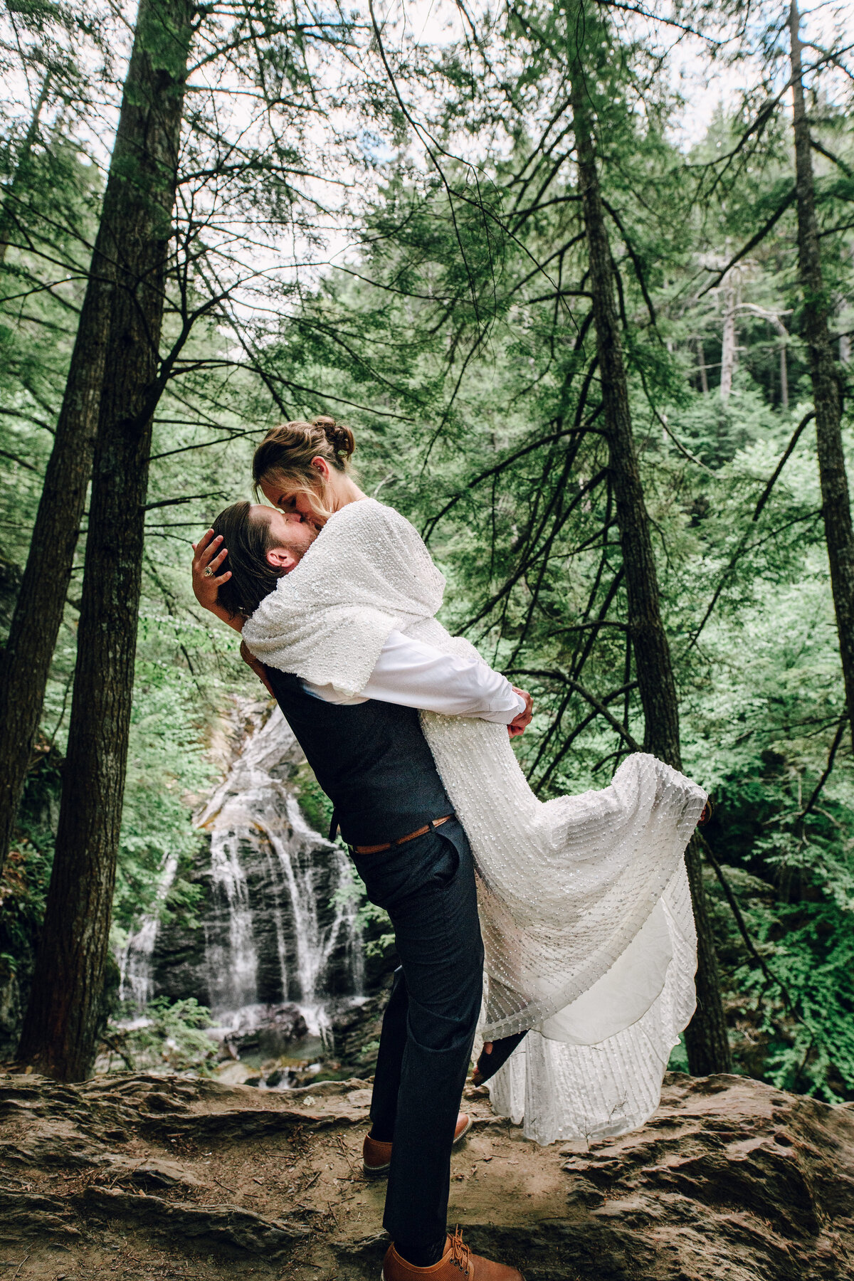 vermont-elopement-waterfall-kiss