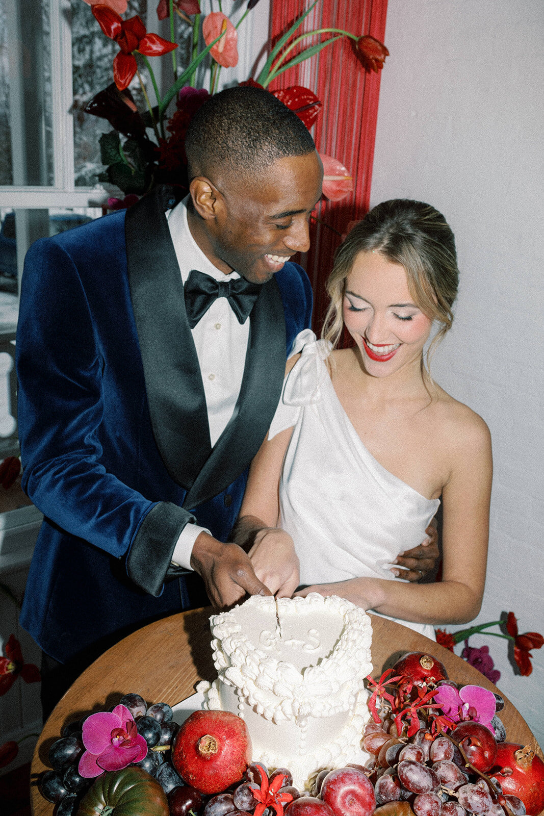 Junophoto-Manoir-Maplewood-Bold-and-Chic-wedding-couple-portraits-047