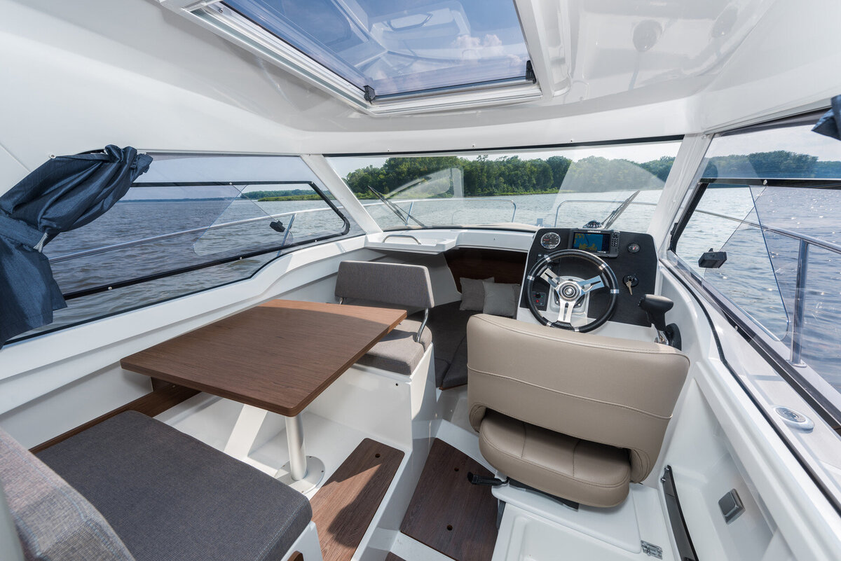 beneteau-antares-7-interior-1