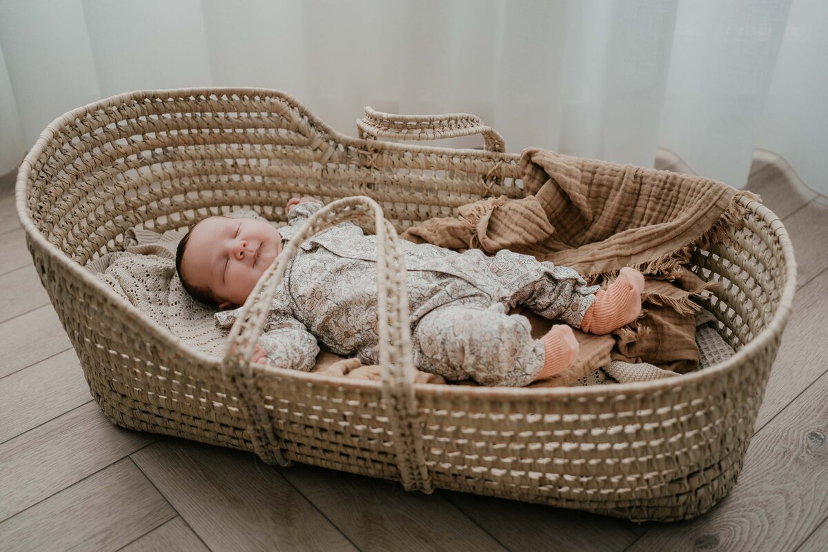 Newbornshoot door Leukfotografie in Amsterdam, Zaandam, Landsmeer, Oostzaan en Purmerend – zachte, liefdevolle babyfoto’s-36