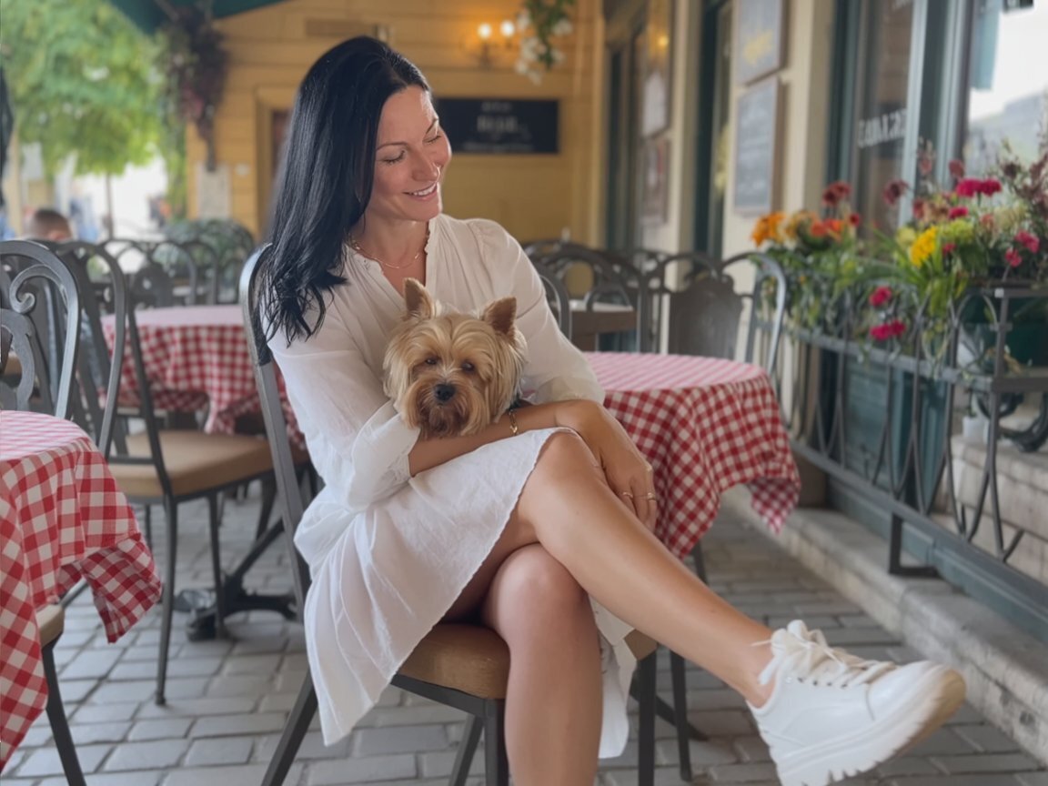 a-candid-photograph-of-a-woman-sitting-a_gAQO6SejRPqvugJacniTJA_D4JKV96ySXad86_bBOOpiQ