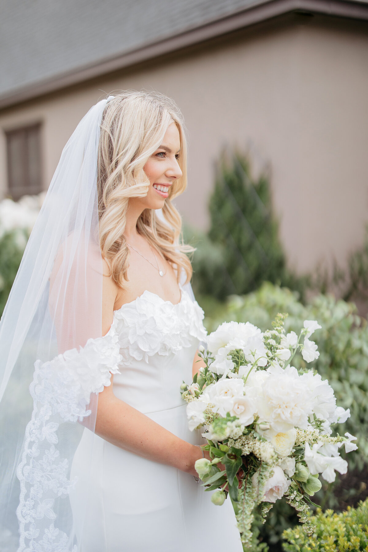Bride and bouquet | Bella Fleur