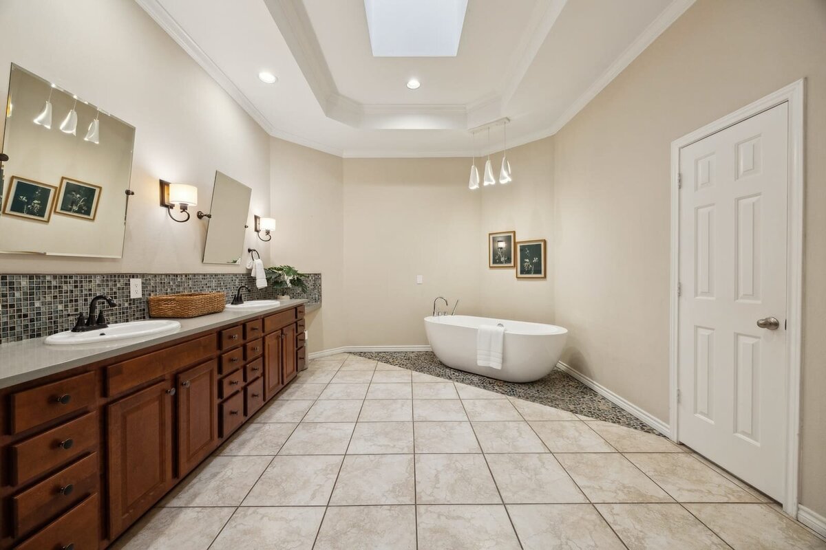 17828_cedar_creek_canyon_dallas_tx_primary_bathroom_-_freestanding_tub_double_vanity_skylight_-_haven_realty_group