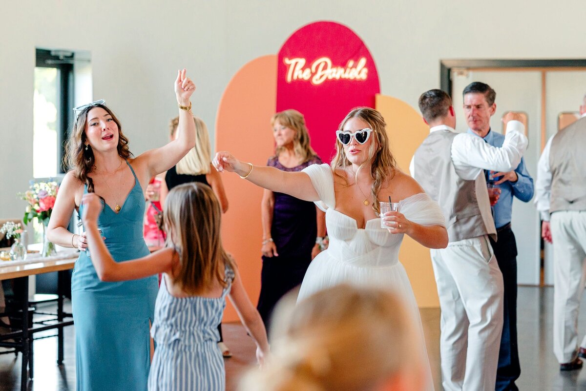 candid-dance-floor-moment