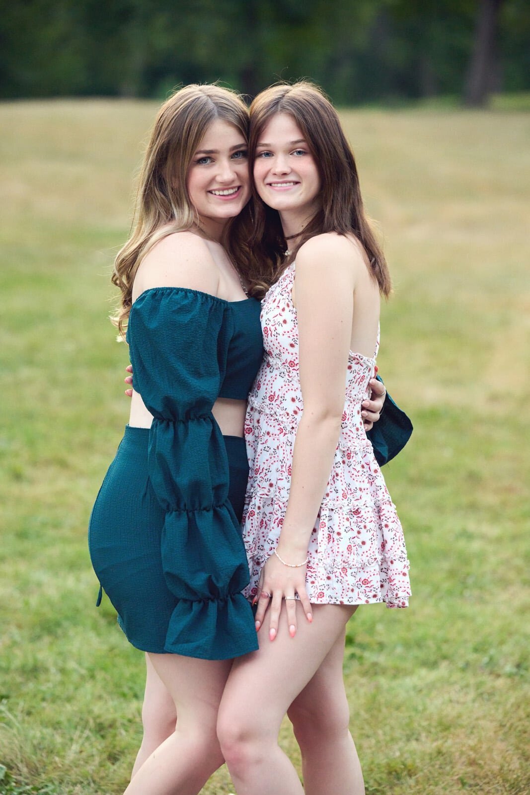 High School Senior Picture Photographer Captures Joyful Friendship Outdoors-10