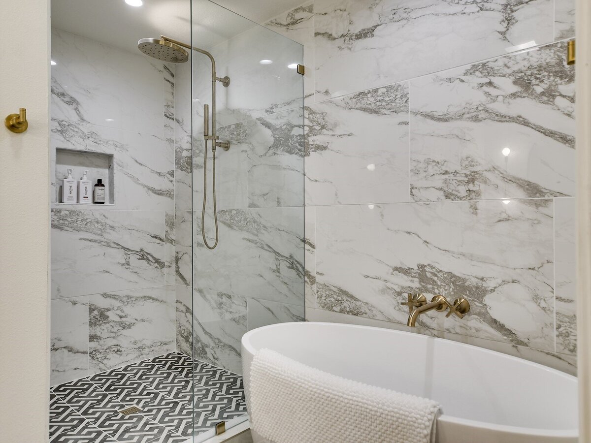 Bathroom with marble tiles and gold details