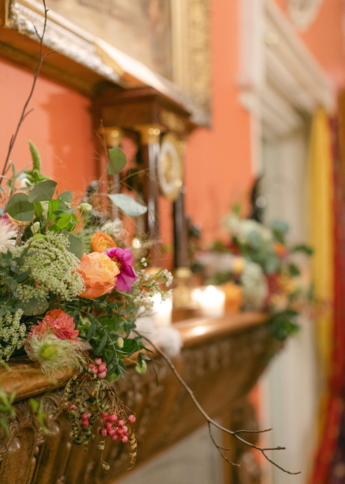 chloe-winstanley-wedding-scotland-scone-palace-mantlepiece-flowers