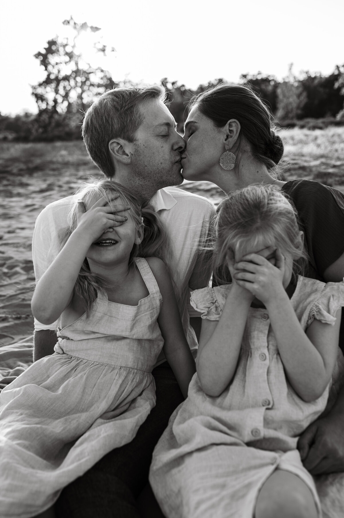 Koppel zoent elkaar tijdens familie fotoshoot in Antwerpen