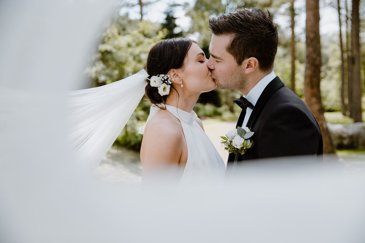 slør_bryllup_oslo_brud_kyss_aboreet