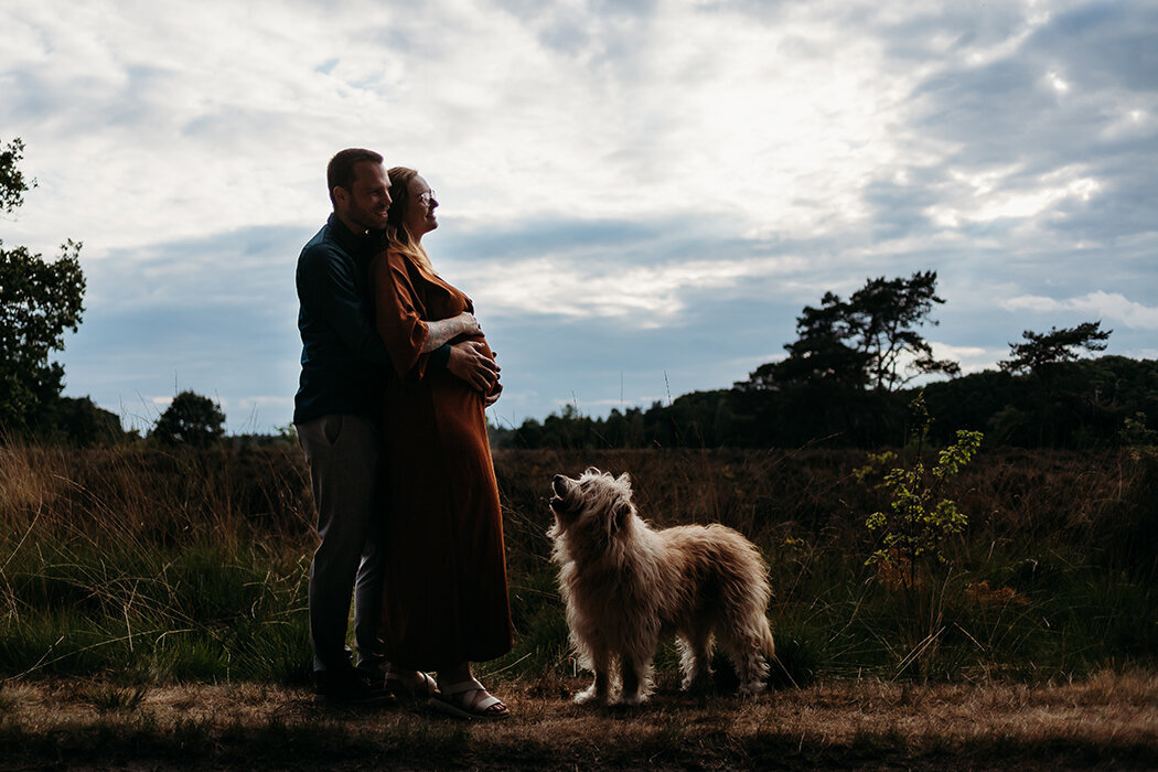 zwangerschapsfotoshootmethond, zwangerschapsfotograafbrabant, goldenhourzwangerschapsshoot, zundert, rucphen, halderberge, ulvenhout, bosschenhoofd, rijsbergen, bavel, schijf