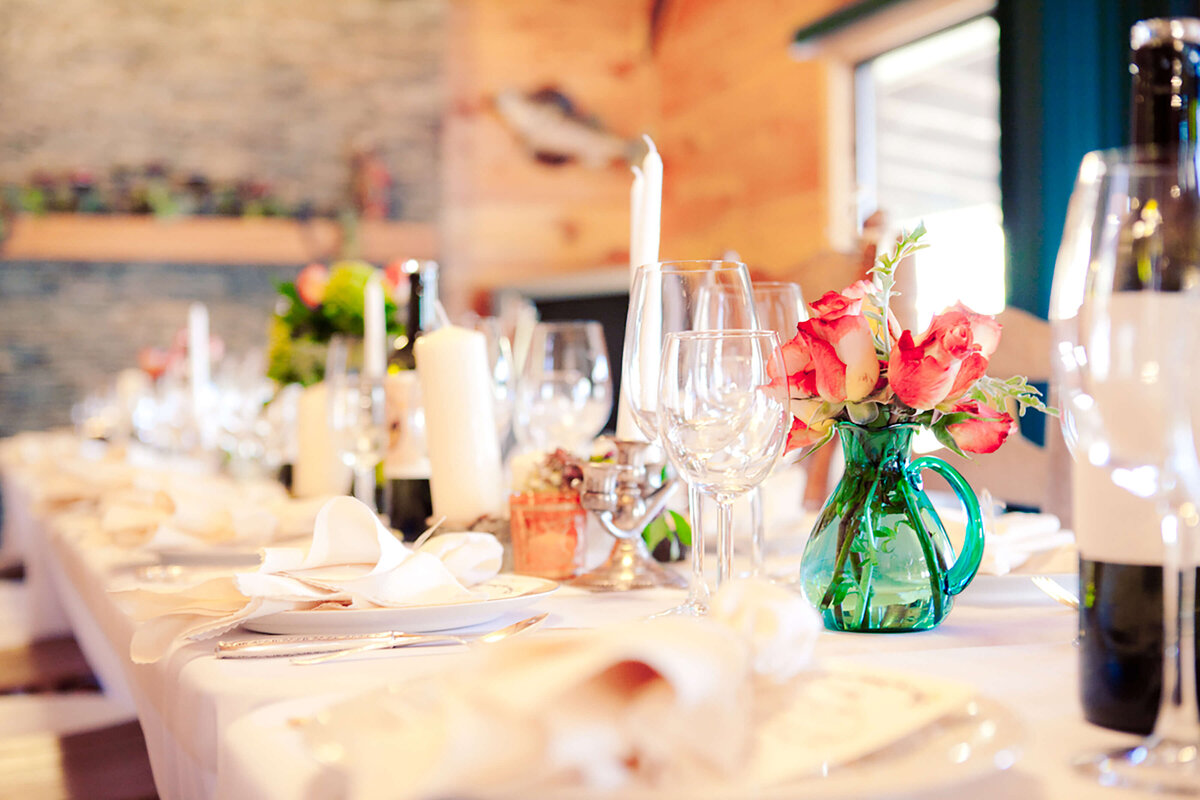 whimsical-cabin-reception-wedding-ampersandink