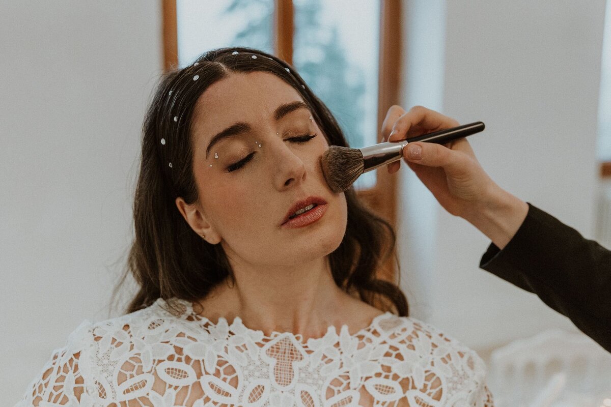 Backstage shooting disco chic : la make-up artist Clémence Bartolo à l'oeuvre sur notre mariée du jour Morgane Elisa : gros plan