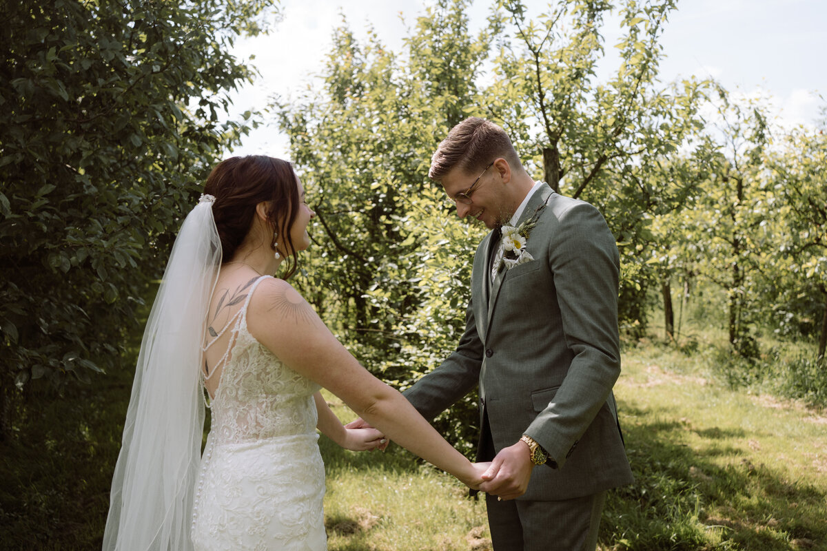 rouwfotograaf legt intieme bruiloft vast bij In de Kas bij Winnsen – first look 